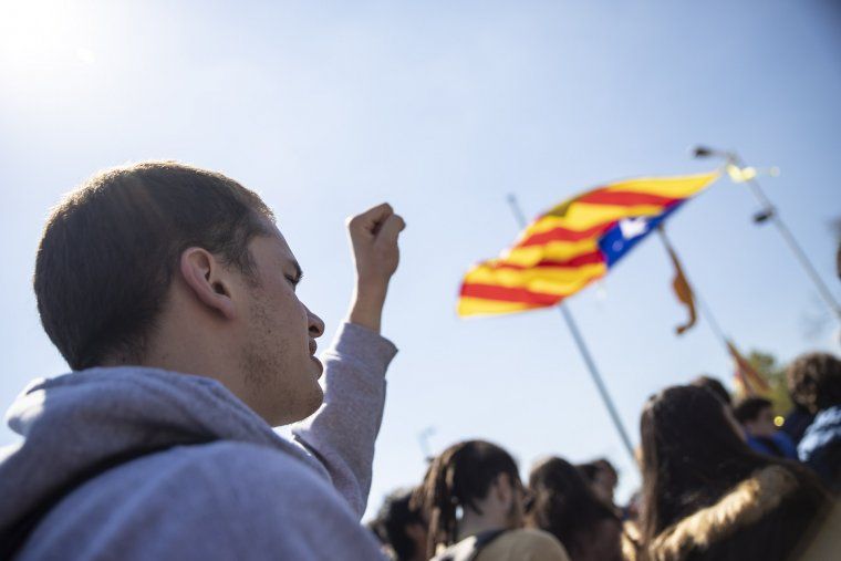 Un manifestant aixeca el puny en la protesta