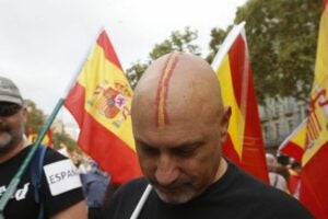 Un manifestants aprofita la seva al·lopècia per mostrar el seu espanyolisme