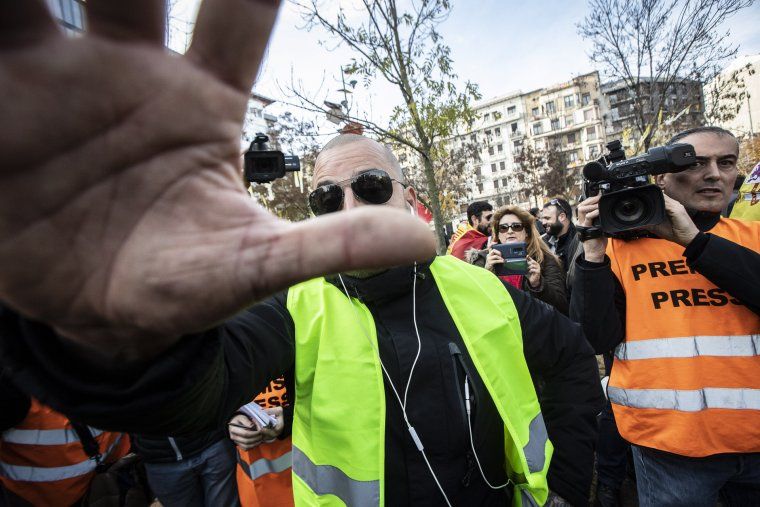 Un responsable de seguretat de la concentració espanyolista intenta tapar l'objectiu de la càmara de Jordi Borràs