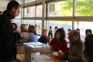 Votants al col·legi l'Enxaneta de Terrassa