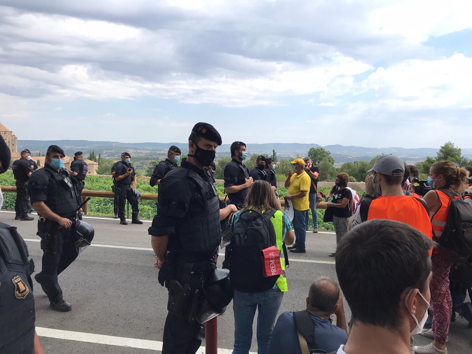 Una l?nia policial impedeix que els manifestants s'acostin a l'entrad