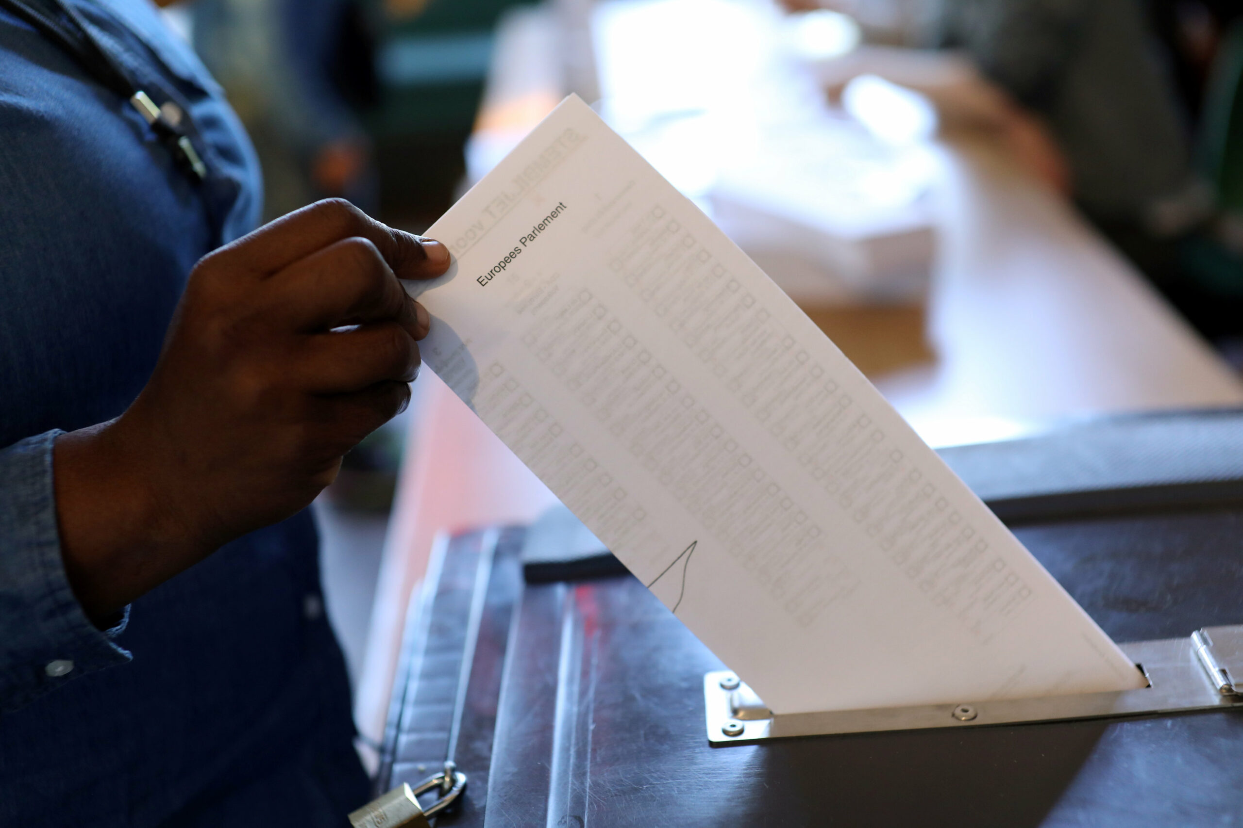 Una persona dipositant el seu vot a les eleccions europees, en una imatge d'arxiu | Reuters