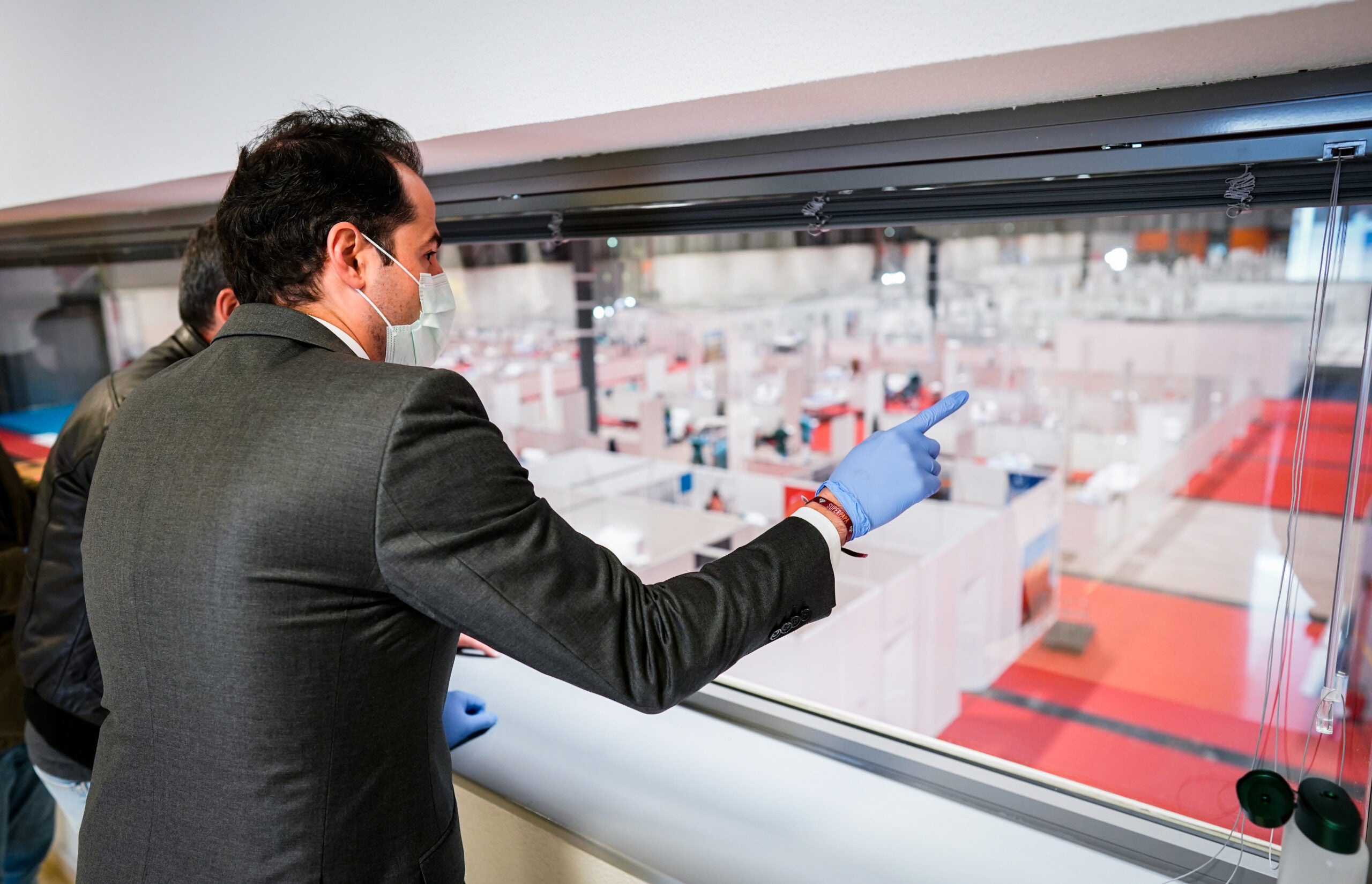 El vicepresident de la Comunitat de Madrid, Ignacio Aguado, visitant l'hospital de campanya d'Ifema | ACN