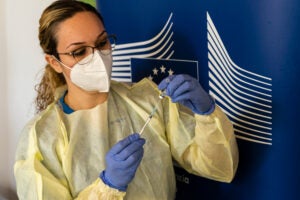 Una infermera omple una xeringa amb una dosi de la vacuna contra el coronavirus de Pfizer-BioNTEch en una residència a Xipre, el 27 de desembre del 2020 / ACN