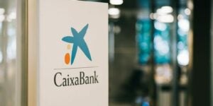 Un cartell de Caixabank en una oficina / Europa Press | Caixabank