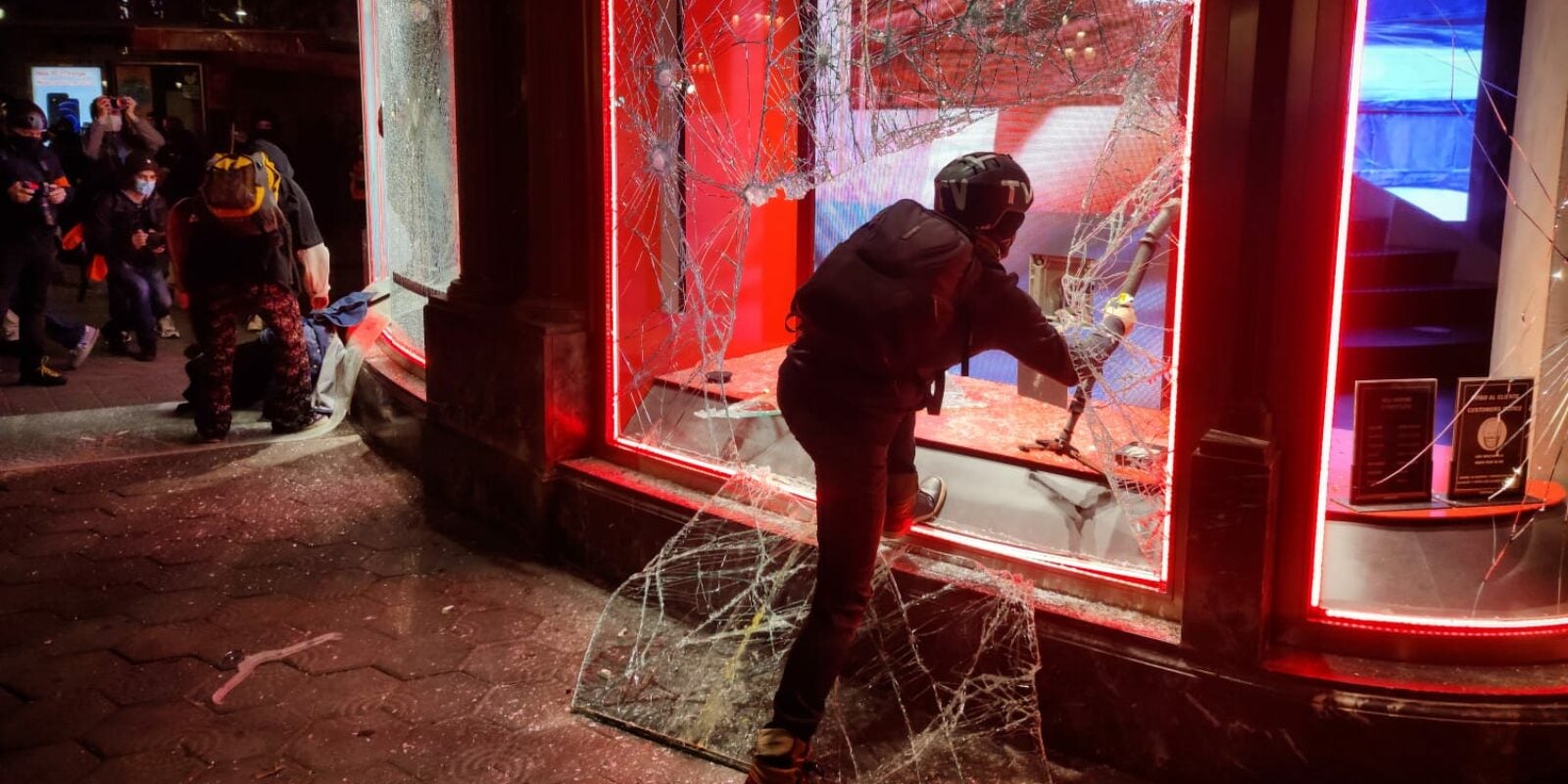Manifestant saquejant la botiga Diesel de Pg de Gràcia, la 5a nit d'aldarulls / David Cobo