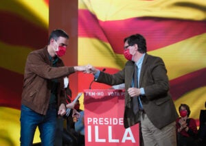 El president del govern espanyol, Pedro S&aacute;nchez, saludant-se despr&eacute;s del m&iacute;ting de tancament de campanya amb el candidat, Salvador Illa ACN