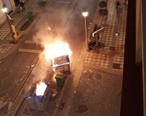 Un carrer de Granada amb contenidors encesos la nit del 16 de febrer durant una protesta a favor de Pablo Hasel (ACN)