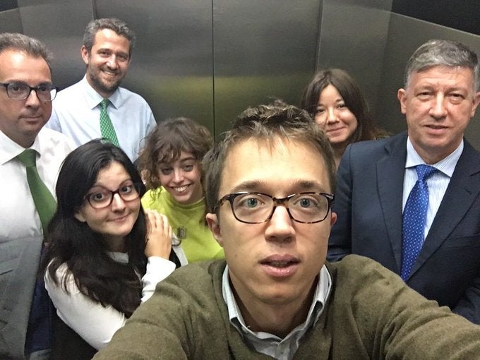 Íñigo Errejón i Carmelo Romero atrapats amb polítics i periodistes a un ascensor del Congrés dels Diputats | Twitter Errejón
