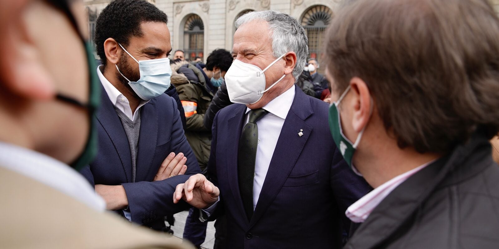 El president del grup municipal del PP, Josep Bou, bromeja amb el candidat del partit ultra Vox el 14F / Jordi Play