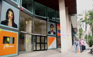 La façana de la seu de Cs a Barcelona embrutada per l'impacte d'ous plens de pintura groga | ACN