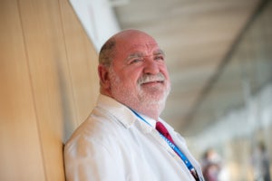 El doctor Antoni Bulbena, director de departament de psiquiatria i medicina legal de la UAB, en un passadís de l'Hospital del Mar / Jordi Borràs