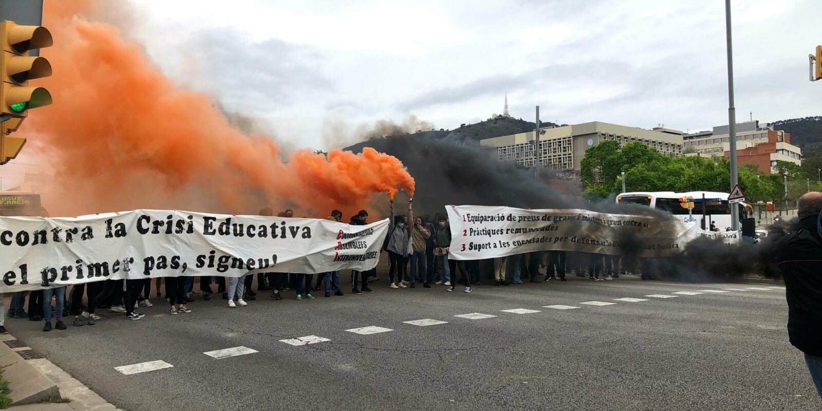 Un centenar d'estudiants ha tallat la Diagonal per reclamar millores a les universitats públiques / SEPC