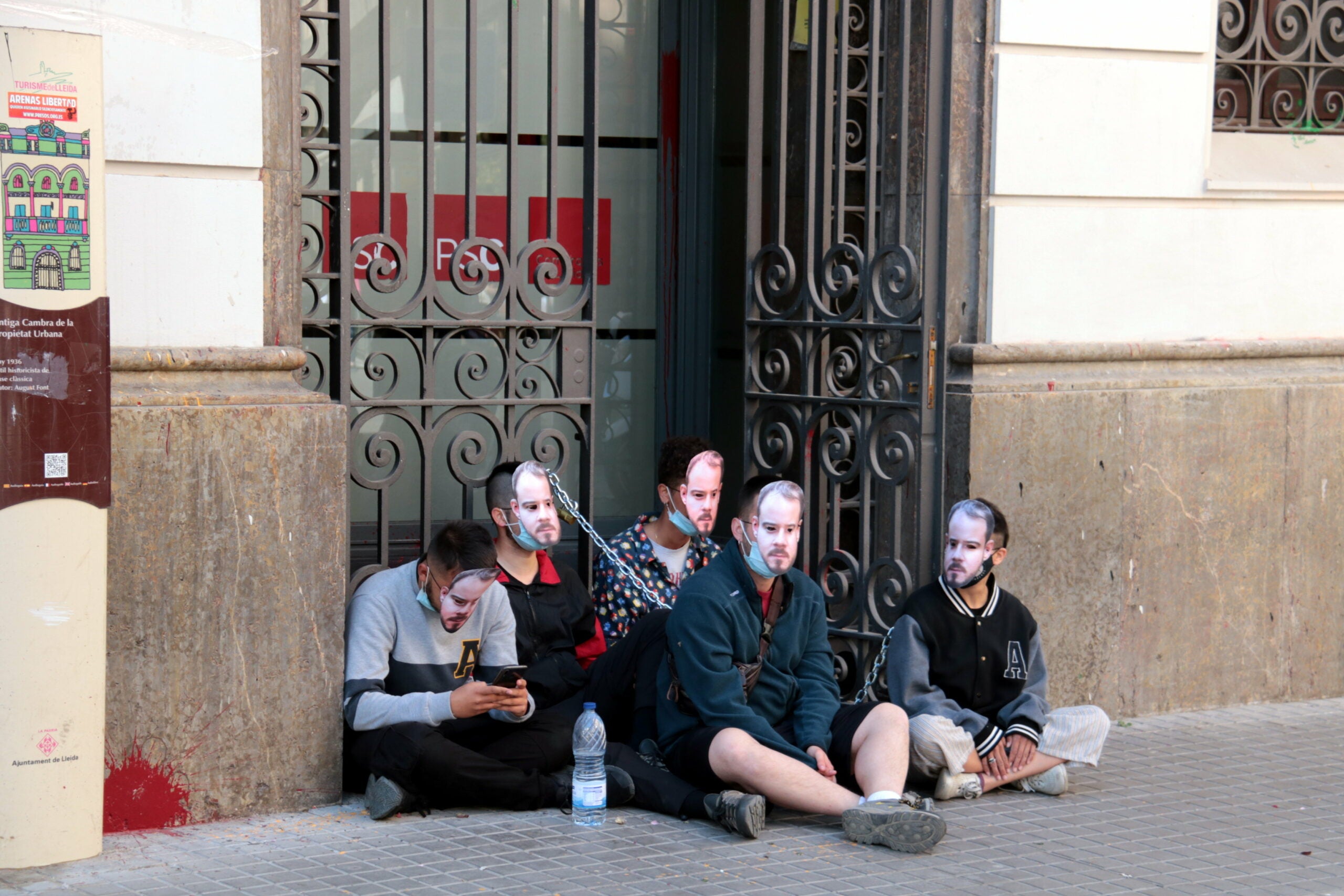 Els joves encadenats a la seu del PSC de Lleida | ACN