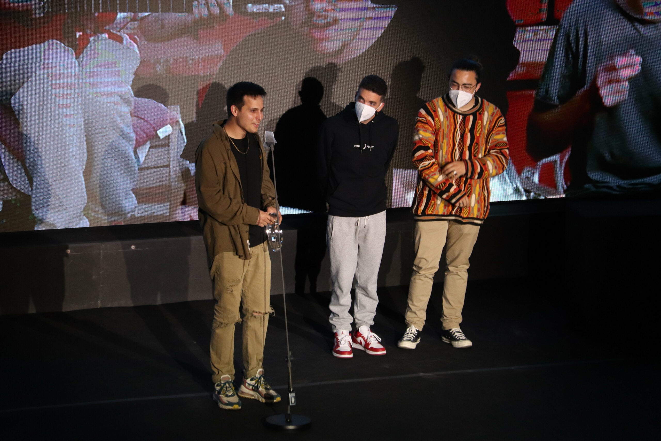 Els Stay Homas recollint un dels premis Enderrock en la gala a l'Auditori de Girona / ACN