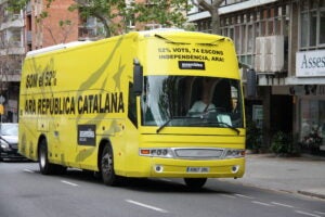 El 'Bus per la independència' impulsat per l'ANC en circulació, el 9 d'abril del 2021 / ACN