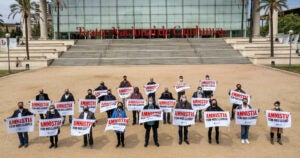 Representants del món de les arts escèniques ha visibilitzat el suport l’amnistia per al conjunt de persones represaliades amb una fotografia davant del TNC