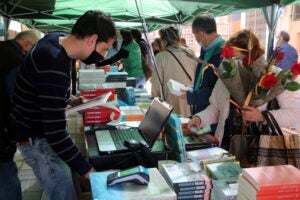 Diversos clients comprant llibres a la parada al carrer de la llibreria La 2 de Viladrich de Tortosa | ACN