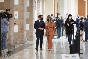 Pere Aragonès als passadissos del Parlament acompanyat per la seva parella | Jordi Borràs