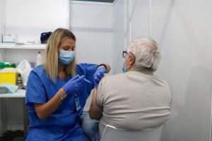 Una infermera vacuna un home en un dels box del punt de vacunació massiva habilitat a Fira de Barcelona | ACN