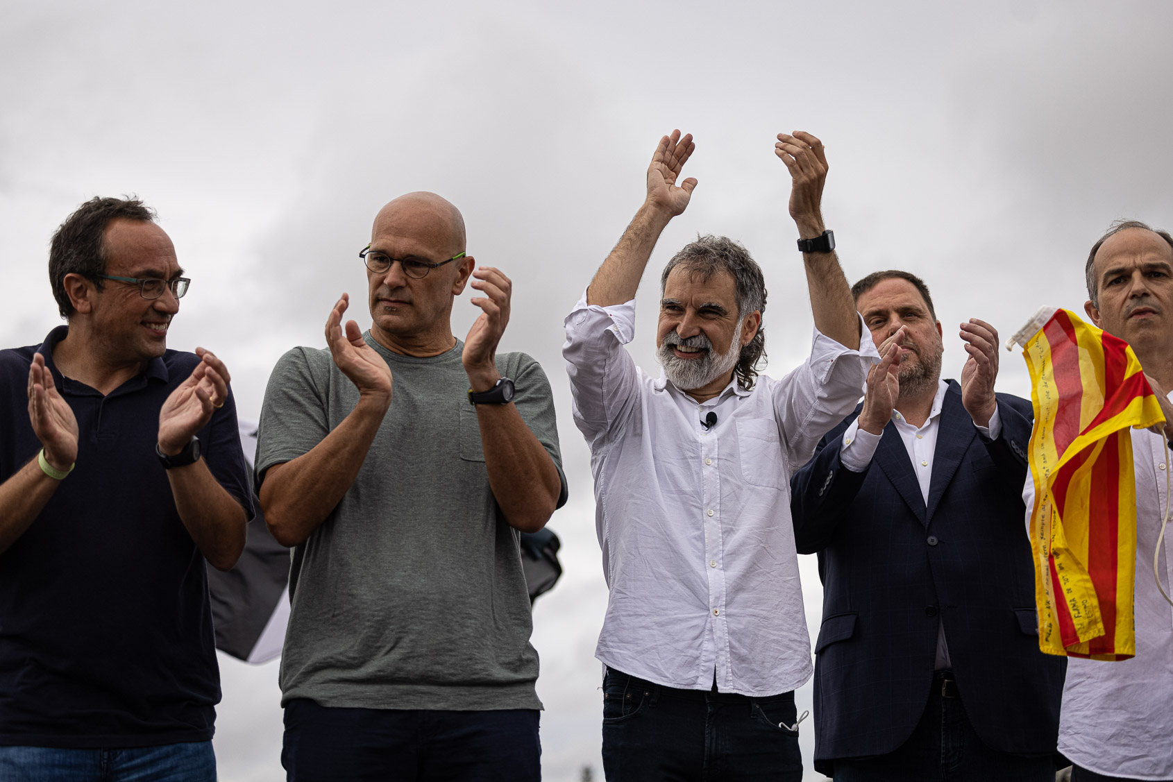 Josep Rull, Raül Romeva, Jordi Cuixart, Oriol Junqueras i Jordi Turull, el dia de l'alliberament dels presos polítics de l'1-O per l'indult, a la sortida de Lledoners / Jordi Borràs