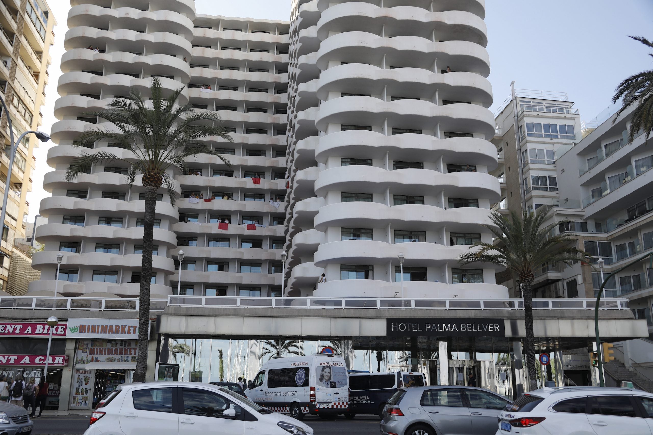 28 June 2021, Spain, Palma: Students stand on their balconies at the Hotel Palma Bellver after being forced to remain isolated following the emergence of COVID cases last week. 249 Spanish students are quarantined at the Bellver Hotel. More than 900 young people tested positive when they returned to their places of origin after travelling to Mallorca. Photo: Clara Margais/dpa
28/6/2021 ONLY FOR USE IN SPAIN