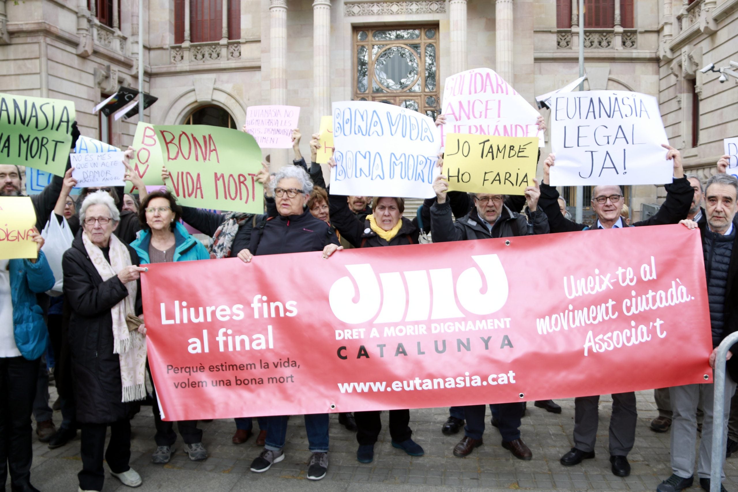 Imatge d'arxiu d'una concentració a favor del dret a la mort assistida / ACN