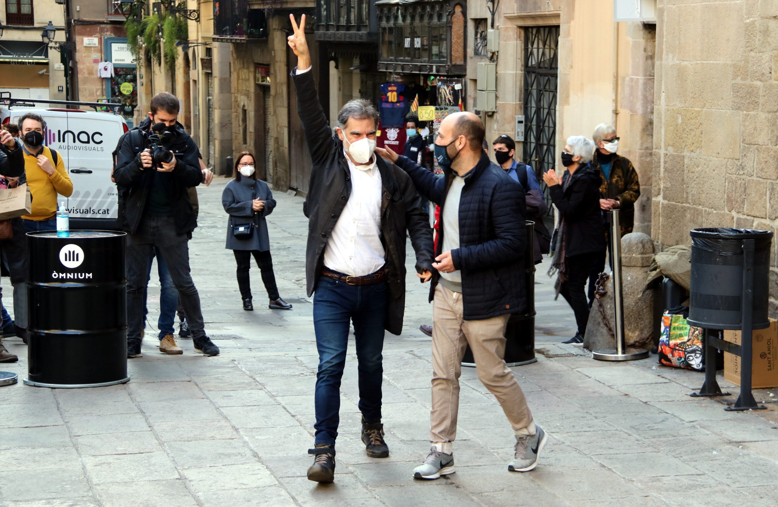 Jordi Cuixart i Marcel Mauri a la plaça del Rei de Barcelona | ACN