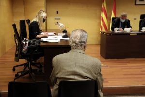 D'esquenes, el professor de dansa de Vidreres acusat d'abusar sexualment d'un alumne menor d'edat. Foto del judici a l'Audiència de Girona el 18 de maig del 2021 (ACN)