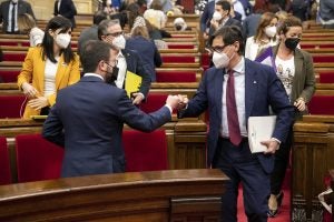 Pere Aragonès i Salvador Illa piquen amb el puny com a acció per a saludar-se | ACN