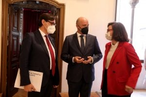 El líder de l'oposició, Salvador Illa, amb el "conseller a l'ombra" d'Afers Socials i Infància, Raúl Moreno, i la Comissionada de Presidència per a la Catalunya 2050, Eva Granados, a la primera reunió del govern alternatiu (ACN)