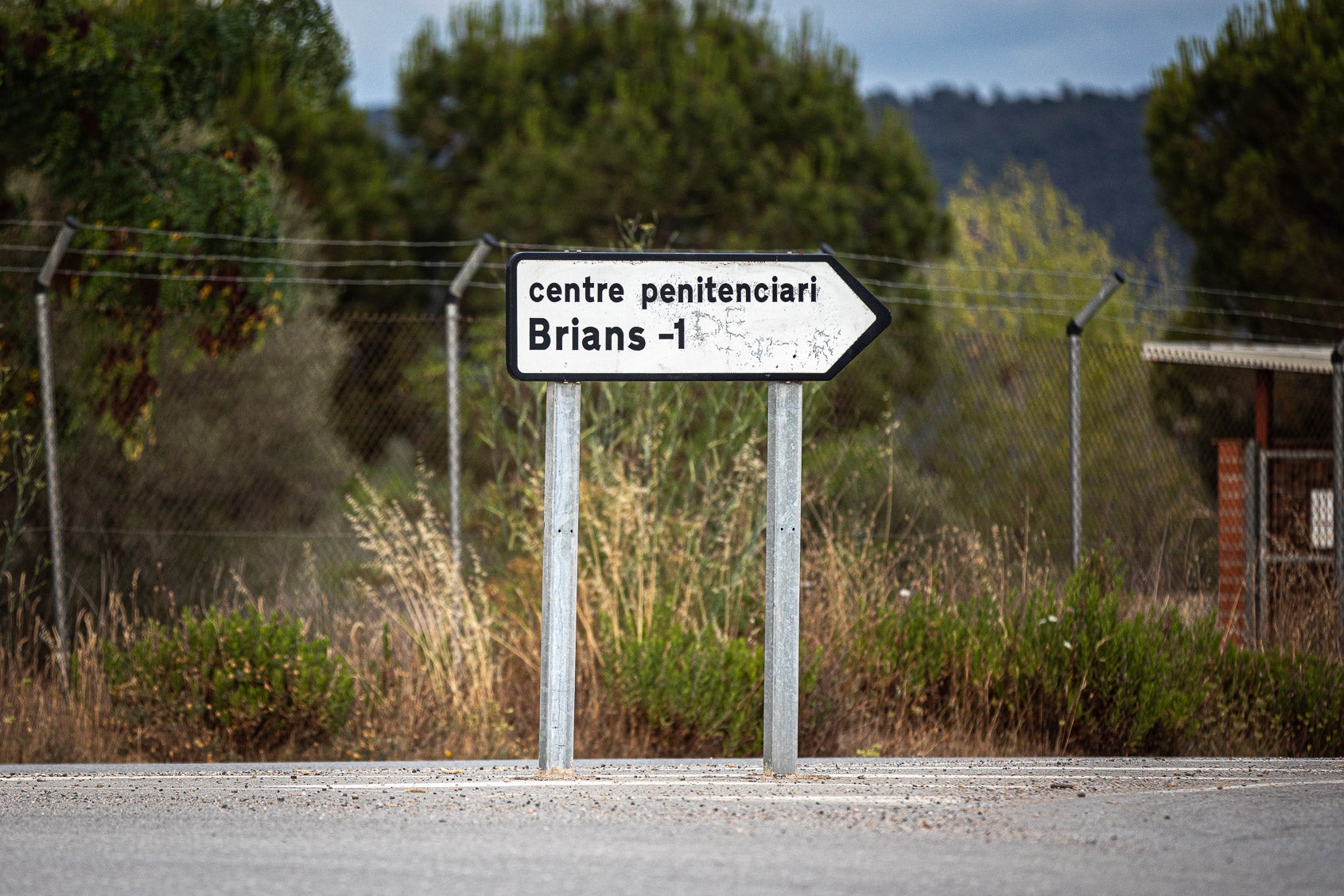 Rètol que indica l'accés a la presó de Brians 1 des de la carretera / Jordi Borràs