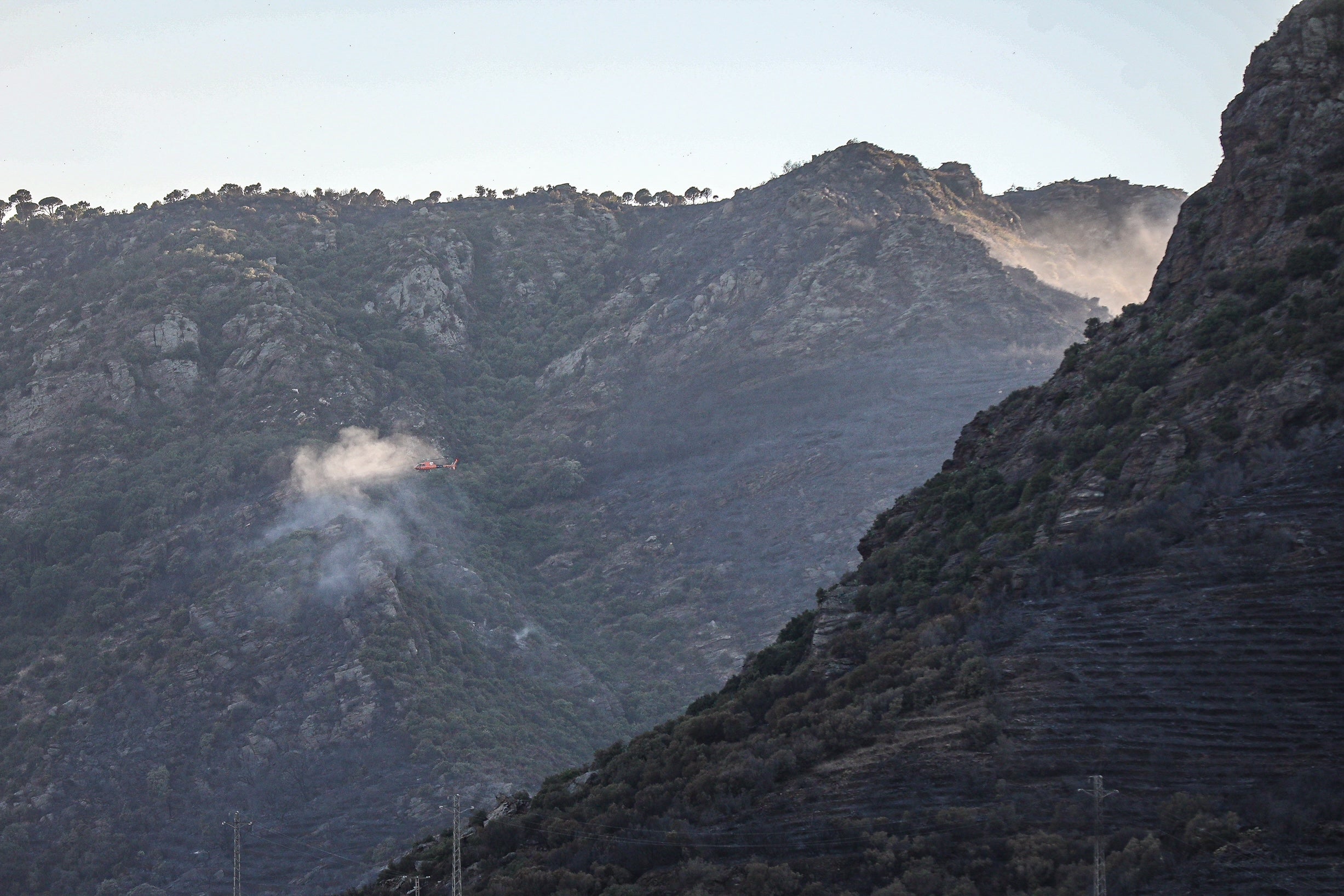 Un helicòpter dels Bombers treballant a la zona de l'incendi de Llançà / Jordi Borràs