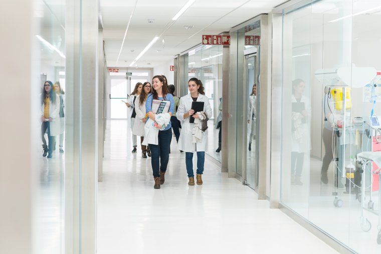 Estudiants als passadissos de la Universitat