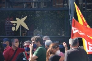 El logotip de CaixaBank a l'entrada de la seu de l'entitat a Barcelona, durant la manifestació celebrada aquest dimarts contra l'ERO | ACN