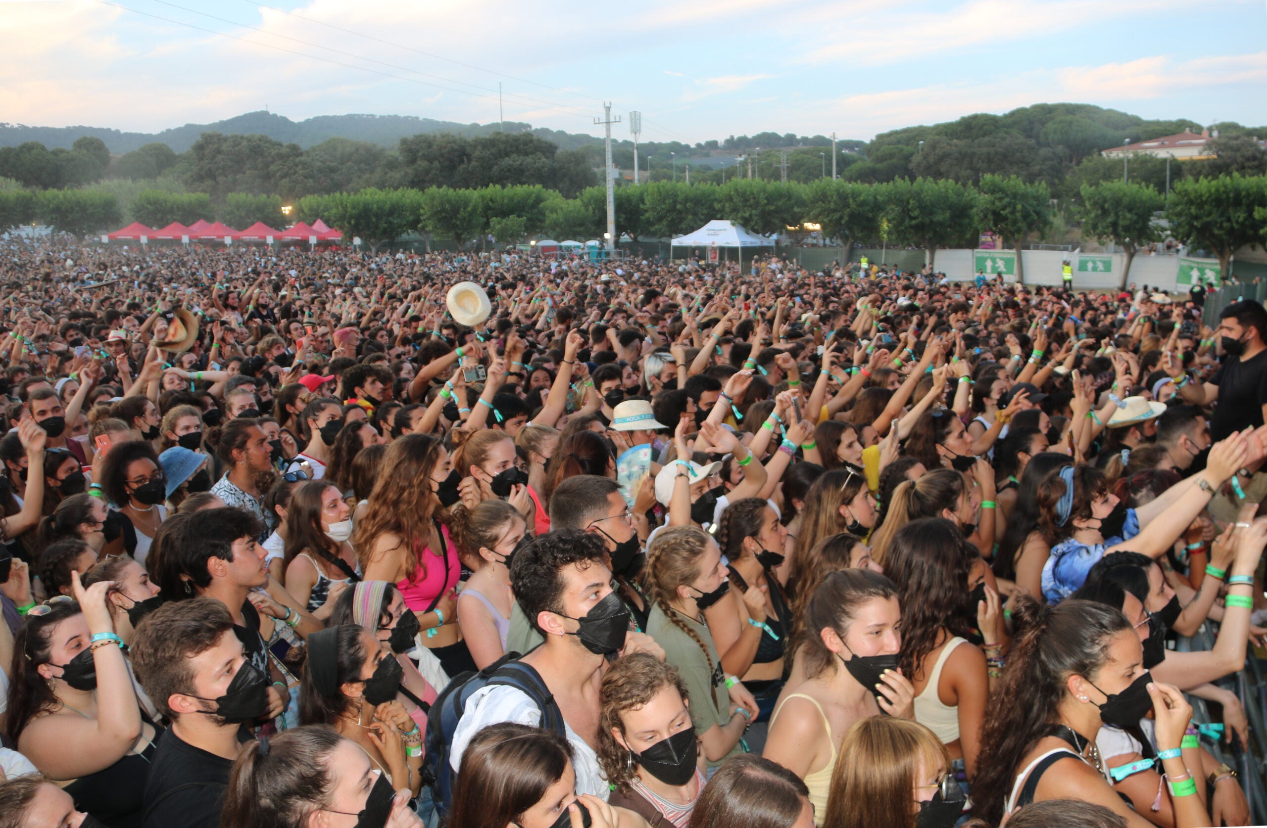 El públic durant l'actuació de Stay Homas al Canet Rock. Imatge del 3 de juliol del 2021 (ACN)