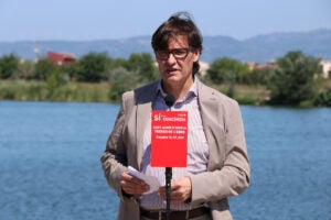 El president del grup parlamentari Socialistes-Units per Avançar, Salvador Illa, durant l’atenció als mitjans de comunicació a l’embarcador de Sant Jaume d’Enveja (ACN)