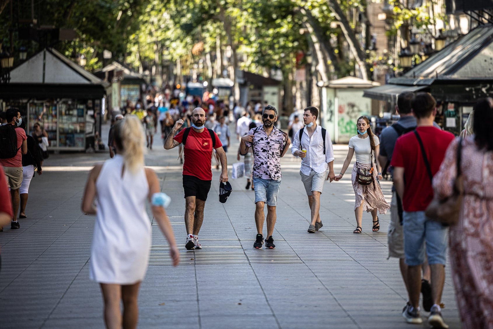 Vianants sense mascareta a la Rambla, a Barcelona, en plena cinquena onada, el juliol del 2021 / Jordi Borràs