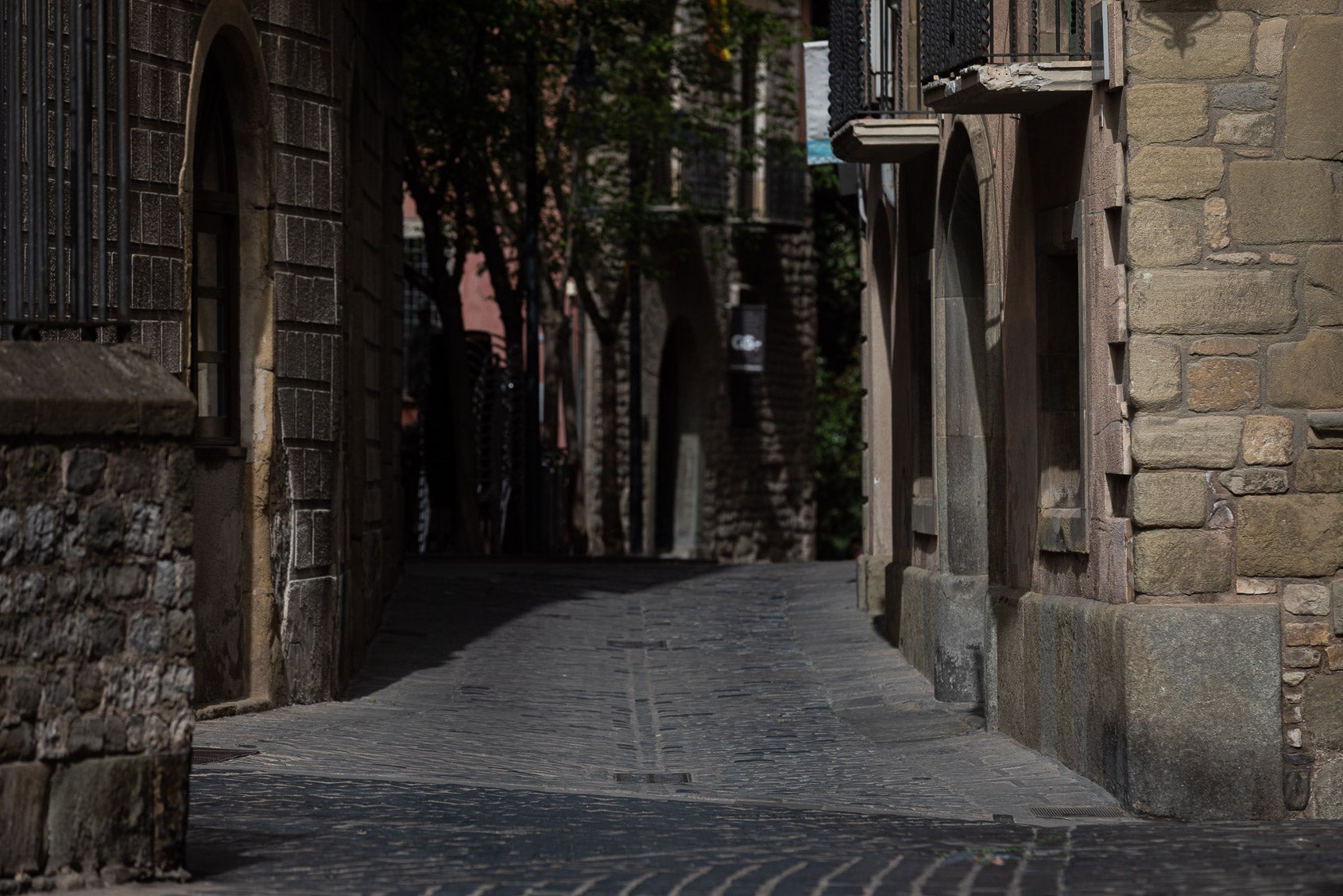Carrer desert a Vic en plena onada de calor / Jordi Borràs