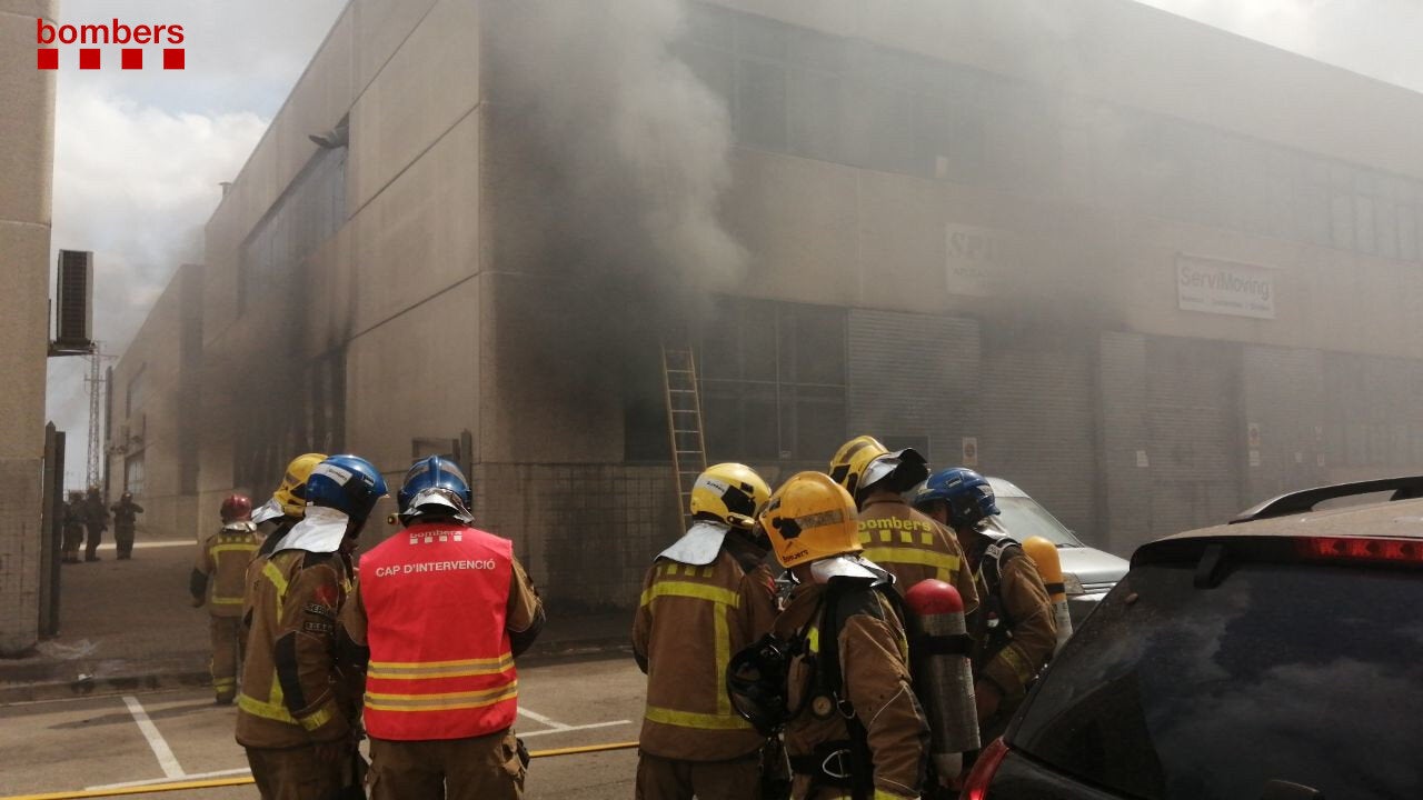 Els Bombers treballant per apagar un incendi d'una nau industrial a Sant Feliu de Llobregat (ACN)