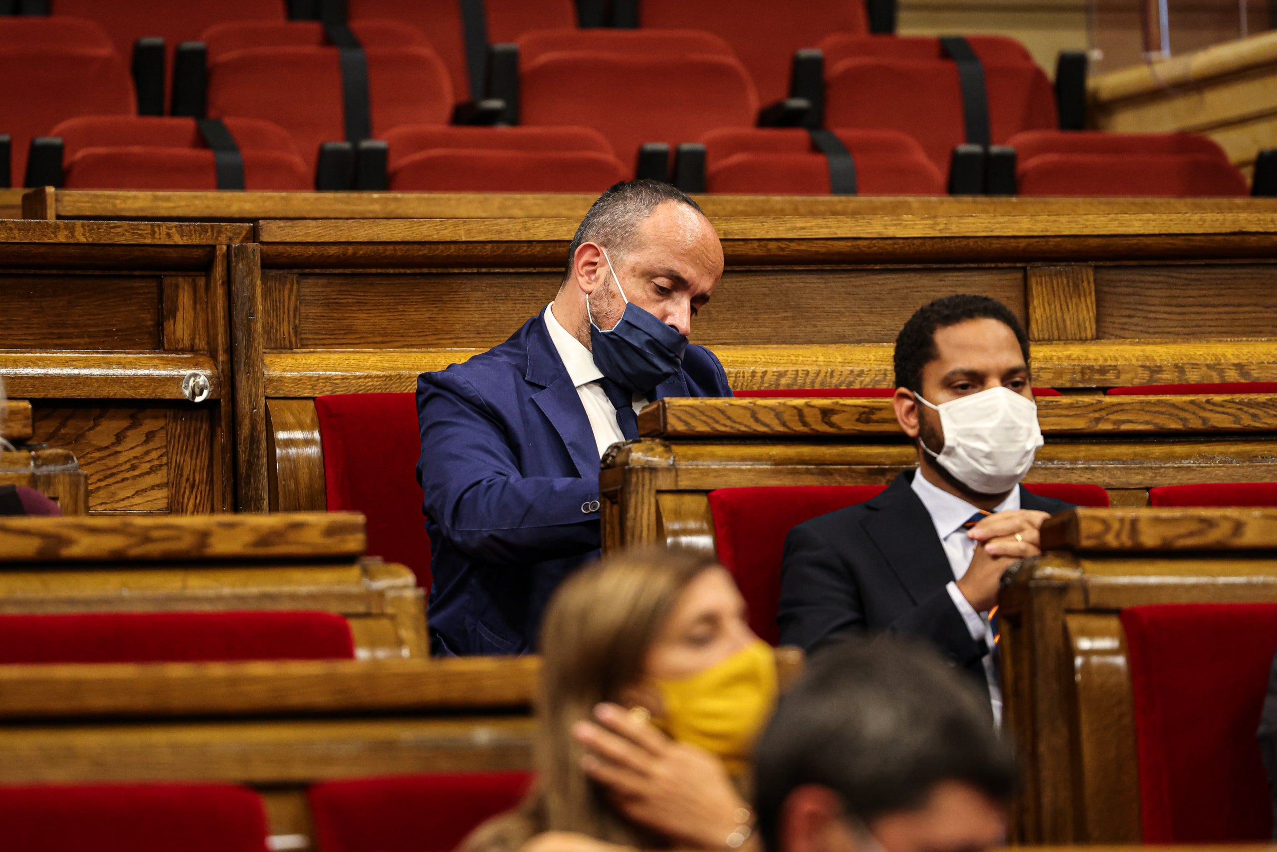 Alejandro Fernández (PP) i Ignacio Garriga (Vox) durant el debat de política general / Jordi Borràs