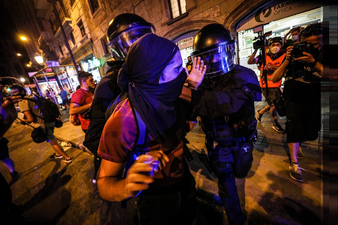 Els Mossos dispersant als manifestants davant la comissaria de policia de Via Laietana / Jordi Borràs