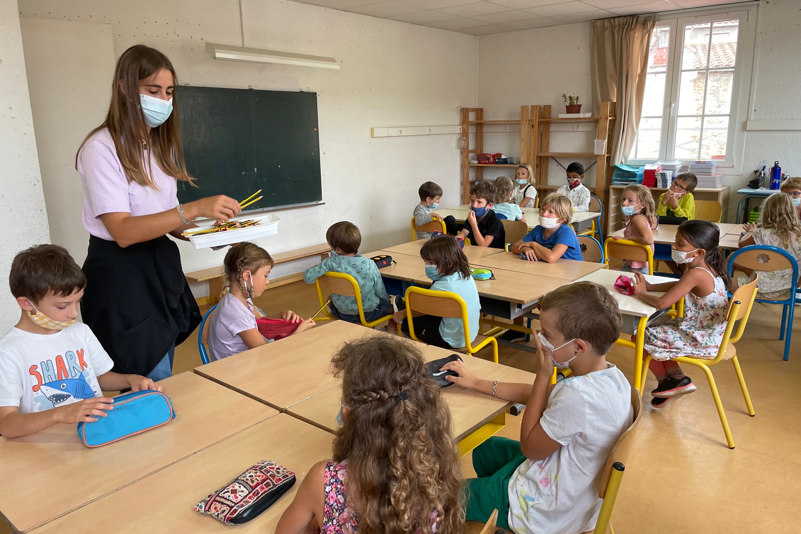 Una professora de la Bressola donant el material als alumnes en el primer dia de classe el 2 de setembre de 2021. (Horitzontal)