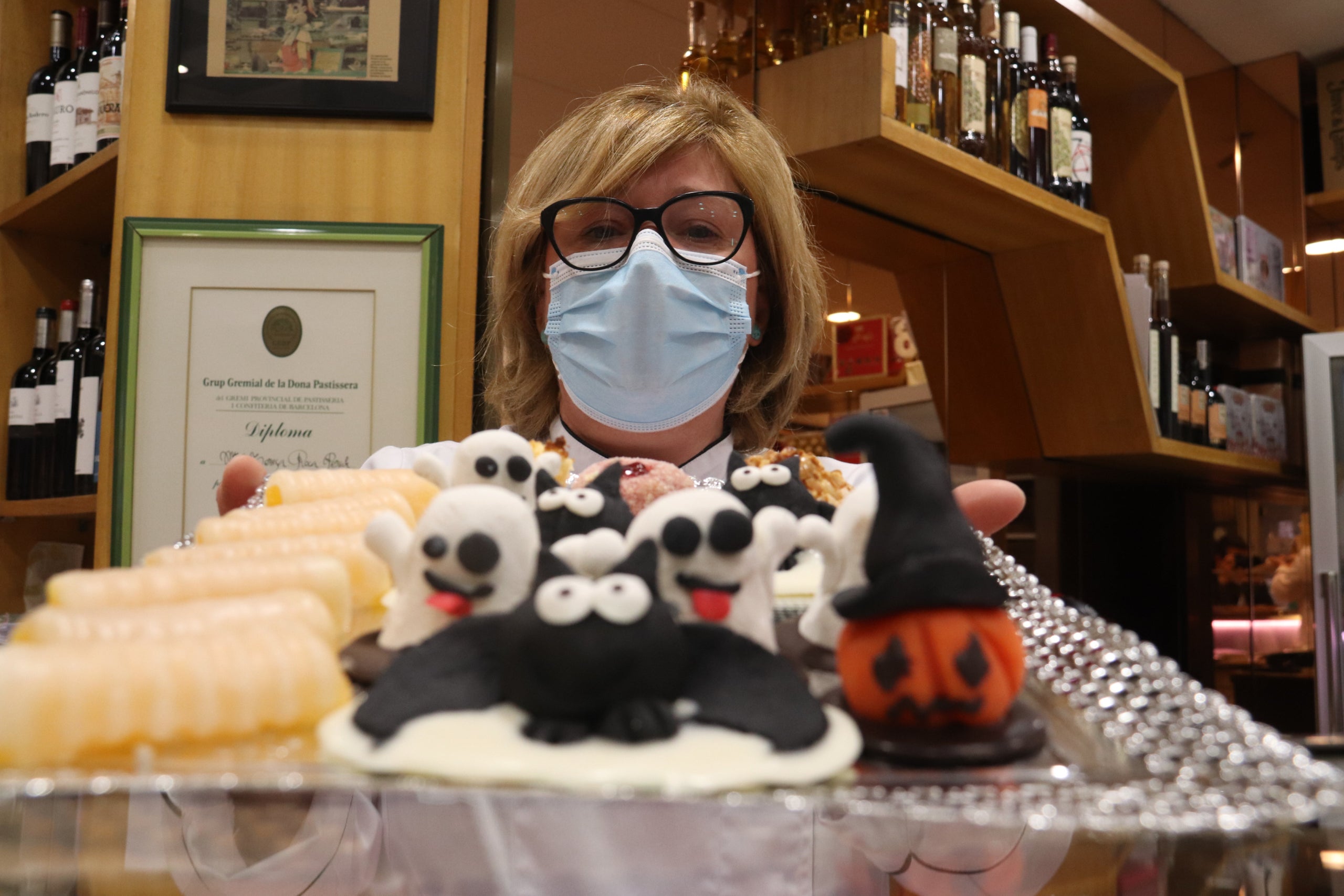 La propietària de la pastisseria Reverter de Girona mostrant panellets de Halloween | ACN