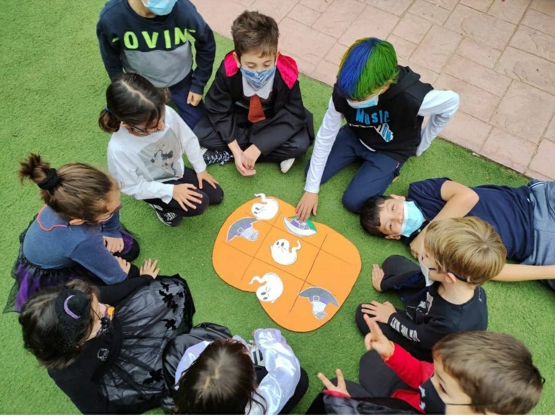 Uns nens juguen a un joc relacionat amb el Halloween, a l’escola Petit Estel | Cedida