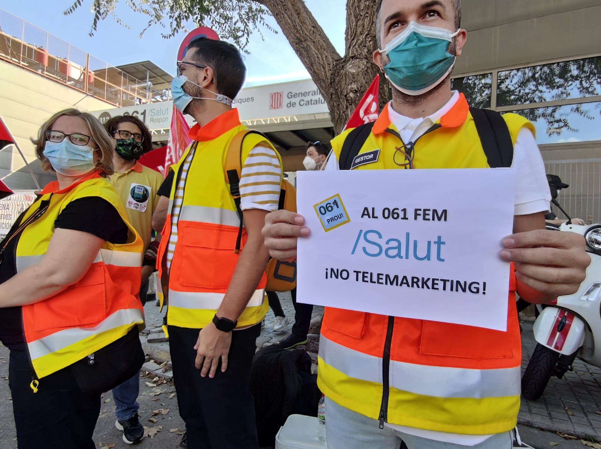Treballadors del 061 davant de les portes del SEM a la Zona Franca de L'Hospitalet de Llobregat / JAG