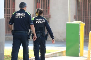 Dos agents de la Policia Local de Llinars del Vallès al costat de la comissaria, el 26 d'octubre de 2021 / ACN