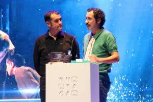 Joan Arqué i Guillem Albà recollint el Premi Butaca a la millor direcció per "Canto jo i la muntanya balla" | ACN