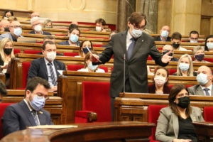 El líder del PSC, Salvador Illa, dirigint-se al president de la Generalitat, Pere Aragonès | ACN