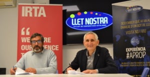 Signatura del conveni de col·laboració entre el director general d'IRTA, Josep Usall, i el president de Llet Nostra, Jordi Riembau.